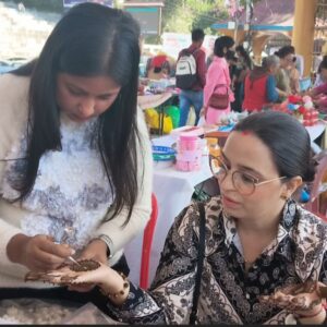 करवाचौथ की तैयारी शुरू, 29 अक्टूबर को रखा जाएगा व्रत:मंडी के सेरी मंच पर सजे पूजा सामग्री-मेहंदी के स्टॉल, महिलाओं में दिखा उत्साह