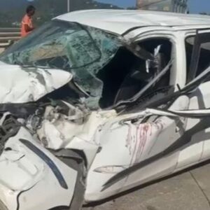 मंडी में रोलर से टकराई हाई स्पीड ऑल्टो कार:6 लोग गंभीर घायल, 3 बच्चे शामिल; ड्राइवर को झपकी आने से हुआ हादसा