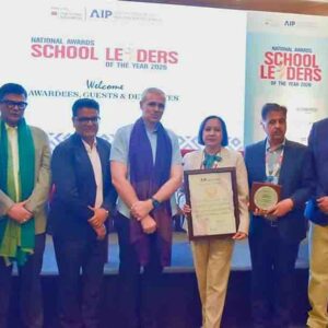 कसौली के सनावर स्कूल की हेड मिस्ट्रेस को अवॉर्ड:जम्मू-कश्मीर के मुख्यमंत्री ने रुचि को दिया पुरस्कार; मानवीय मूल्यों को बताया अहम