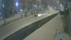 सड़क पर पड़े पत्थर पर चढ़ते ही बेकाबू हुई बाइक, डिवाइडर से टकराकर दूर जा गिरी; 2 युवकों की मौत, CCTV में कैद हुआ हादसा​on October 21, 2026 at 6:08 pm