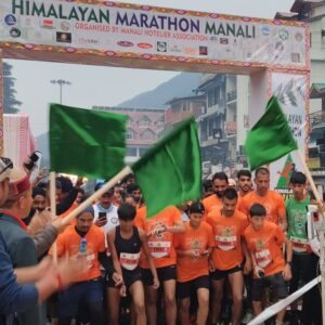 मनाली में पहली हिमालयन मैराथन का आगाज:SP कुल्लू ने हरी झंडी दिखाई; 700 धावक दिखाएंगे दमखम; पर्यटन को बढ़ावा देने की तैयारी