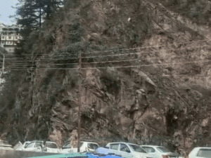 शिमला में हाईवे पर गिरा पहाड़, VIDEO:लैंडस्लाइड से बाल-बाल बचीं 2 गाड़ियां, लोगों ने भागकर बचाई जान; 2 वाहनों को हल्का नुकसान