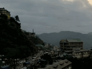 हिमाचल में अगले छह दिन बारिश के आसार:ऊंची चोटियों पर बर्फबारी, आज 4 जिलों में यलो अलर्ट, तापमान में भारी गिरावट