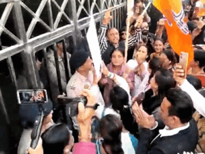 शिमला में कांग्रेस ऑफिस के बाहर BJP का धरना:सांसद के खिलाफ नारेबाजी, डॉ. अंगोमचा पर JNU में 11 छात्राओं के यौन उत्पीड़न का आरोप
