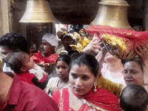 हिमाचल के शक्तिपीठों में नवरात्र पर उमड़ी भीड़:3 दिन में 1.65 लाख श्रद्धालुओं ने दर्शन किए; नैना देवी के कपाट 3 बजे खुल रहे