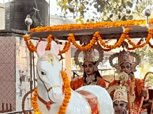 अंब रामलीला में 100 साल पुरानी परंपरा में बदलाव:भगवान राम व तीनों भाई पालकी की जगह रथ पर निकले, कमेटी ने पंजाब में बनवाया रथ
