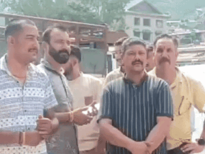 मंडी में टैक्सी हटाने और चालान पर यूनियन भड़की:कहा- वैकल्पिक पार्किंग की व्यवस्था नहीं, 25 साल से यहीं खड़े कर रहे; आंदोलन की चेतावनी