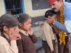 हिमाचल में टीचर की ट्रांसफर पर फूट-फूटकर रोए बच्चे:’गुरुजी’ ने सभी को गले लगाया, माथा चूमा; स्टाफ भी भावुक, अब VIDEO हो रहा वायरल