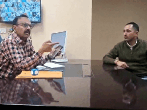 पराला प्रोसेसिंग प्लांट का वेस्ट पेयजल में छोड़ने का आरोप:AGM के घेराव को पहुंचे पंचायत प्रधान; खूब लताड़  लगाई, VIDEO हो रहा वायरल