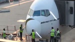 दुबई से दिल्ली आई Emirates फ्लाइट से टकराया पक्षी, वापसी की उड़ान में देरी; यात्रियों के लिए होटल का इंतजाम​on October 17, 2026 at 3:41 pm
