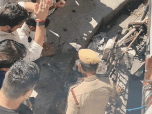 धर्मशाला में भाजपा रैली में छत से फेंकी जलती पेटी:ज्वलनशील पदार्थ डालकर लगाई आग, राहगीरों की जान को खतरा; आरोपी पर केस दर्ज