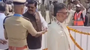 VIDEO: प्रोटोकॉल या अपमान? नंदी ध्वज पूजा के लिए CM शिवकुमार के पीछे जा रहे थे दलित मंत्री, पुलिस ने रोक दिया… फिर क्या हुआ?​on October 23, 2026 at 3:57 am