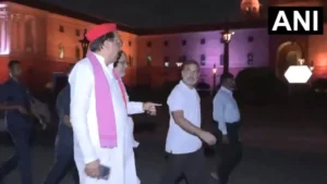 राष्ट्रपति से मिलने जा रहा विपक्ष का प्रतिनिधिमंडल, तमाम सांसद बाहर विजय चौक पर धरने पर भी बैठे​on October 9, 2026 at 2:11 pm
