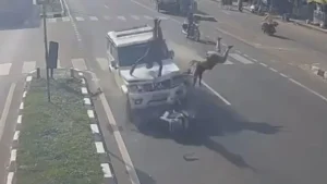 तेज रफ्तार बोलेरो ने मारी जोरदार टक्कर, दूर जा गिरे स्कूटी सवार, खौफनाक CCTV फुटेज आया सामने​on October 6, 2026 at 6:28 am