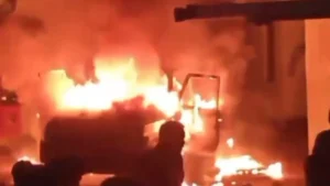 मरीज को ले जा रही एंबुलेंस में जोरदार धमाके के साथ लगी आग, 40 फीट दूर जा गिरी एंबुलेंस की छत​on October 9, 2026 at 7:46 am