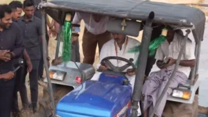 चुनाव प्रचार में दिखा CM विजय का जुदा अंदाज, कीचड़ भरे खेत में ट्रैक्टर चलाया; बुजुर्ग महिला ने आरती भी उतारी​on October 2, 2026 at 1:53 pm